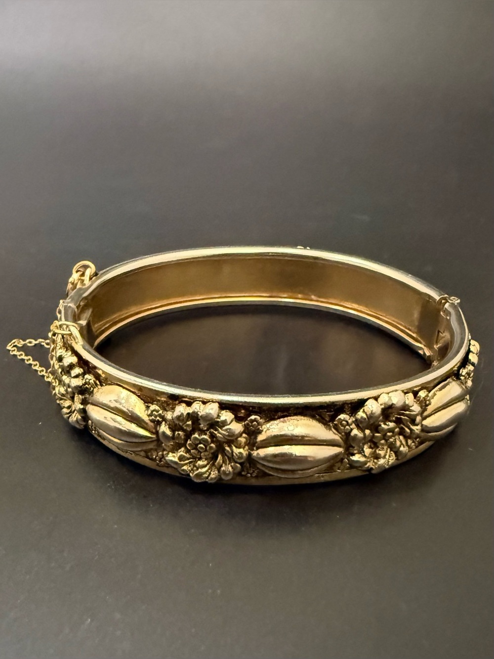 Vintage Unsigned Gold-tone Art Nouveau Victorian Floral Hinged Bangle Bracelet